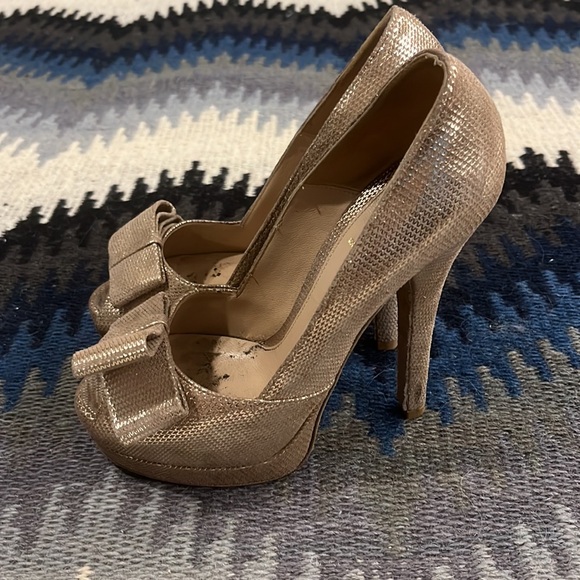 Fendi Peeptoe Bow Gold Heel - Picture 2 of 5